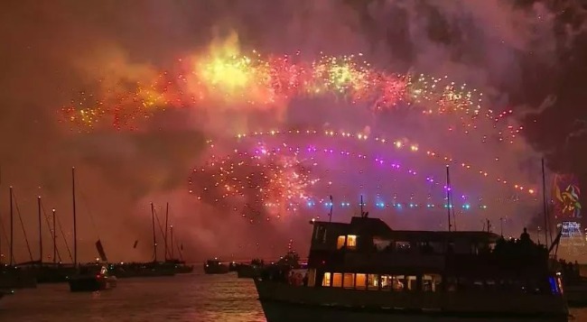 悉尼烟火9点场突发爆炸!上千人疏散!零点场彩虹烟花震撼全球!澳洲华人搓着麻将率先跨年!图集抢先看!