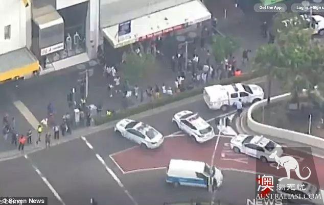 突发！悉尼购物广场发生枪击案！1人死亡，现场满地鲜血！嫌犯还在逃...