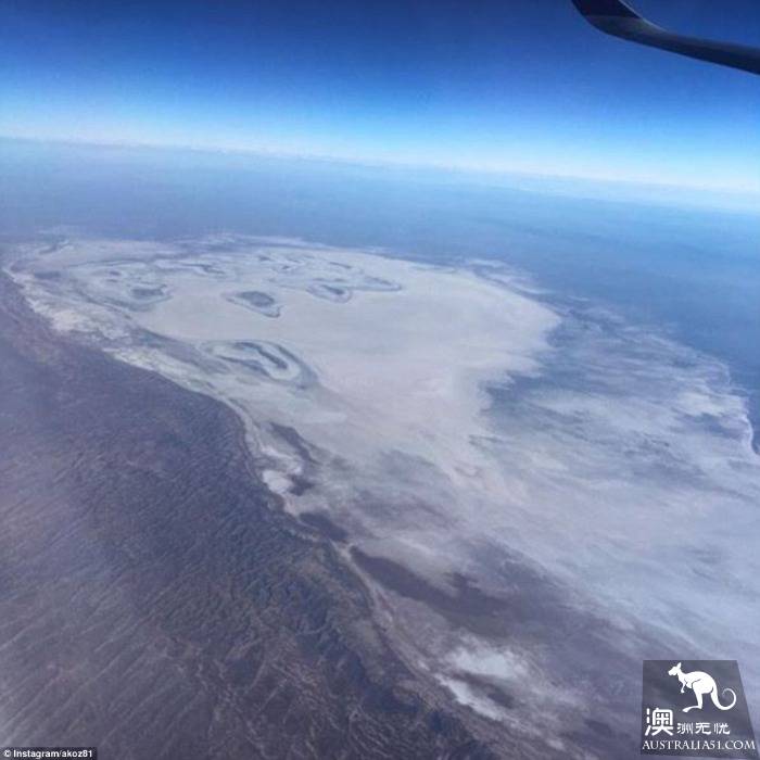 南澳的艾尔湖（Lake Eyre）开始变得色彩缤纷，吸引了大批游客前往