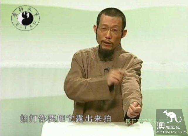 中国“拍打拉筋大师”涉嫌治死悉尼男童案开审,双方均拒认罪