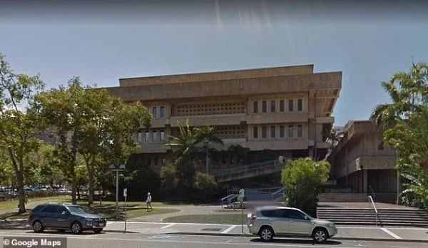 昆士兰女教师与学生发生关系被停职,曾在泳池瀑布啪啪啪…