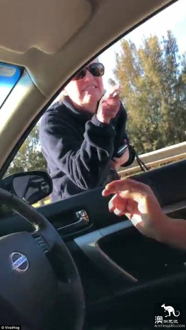 并线引发路怒冲突,女子竟将车停在路中央